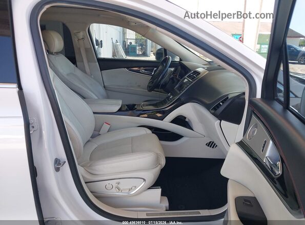 2LMPJ9JP1HBL50761 2017 LINCOLN MKX Белый Вид салона спереди