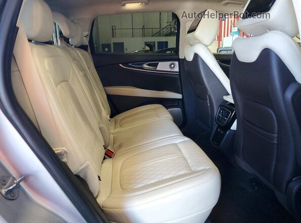 2LMPJ9JP9MBL06078 2021 LINCOLN NAUTILUS Silver Widok wnętrza z tyłu