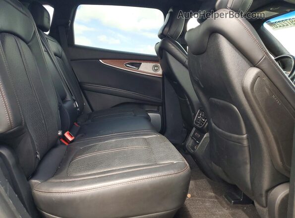 2LMPJ9JPXLBL24636 2020 LINCOLN NAUTILUS Silver Rear interior view