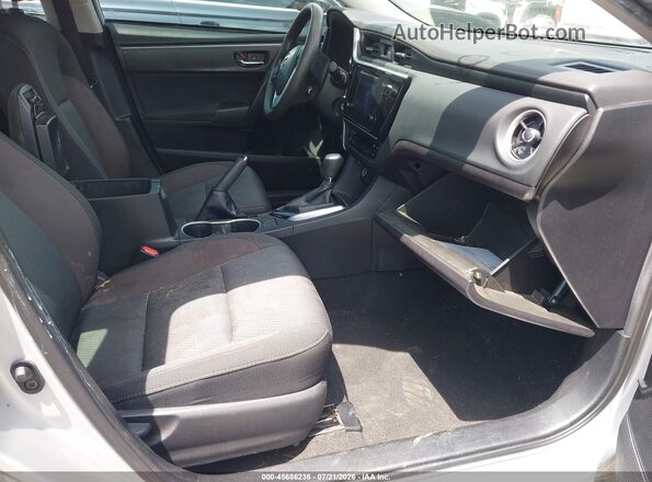 2T1BURHE2HC826786 2017 TOYOTA COROLLA Серебряный Вид салона спереди
