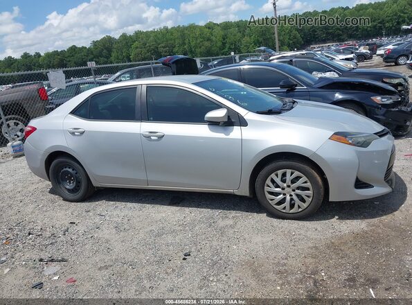 2T1BURHE2HC826786 2017 TOYOTA COROLLA Серебряный Вид задней части салона