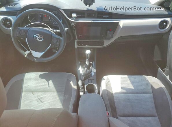 2T1BURHE4JC000737 2018 TOYOTA COROLLA Silver Widok deski rozdzielczej