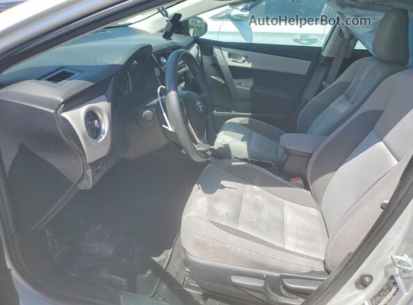 2T1BURHE4JC000737 2018 TOYOTA COROLLA Silver Widok wnętrza z przodu