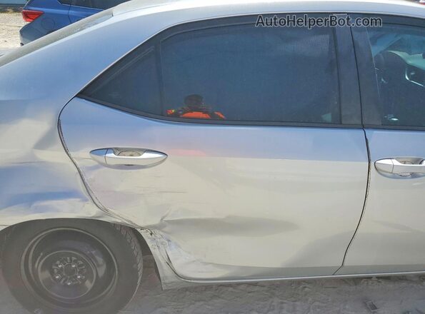 2T1BURHE4JC000737 2018 TOYOTA COROLLA Silver Widok tylnych siedzeń