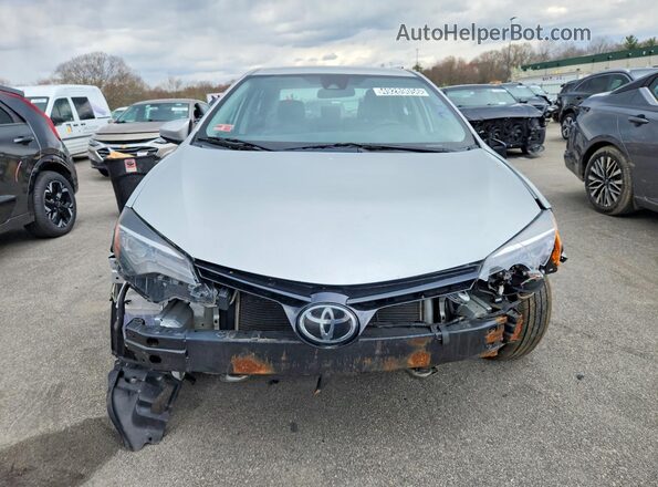 2T1BURHE4JC071047 2018 TOYOTA COROLLA Серебряный Вид спереди