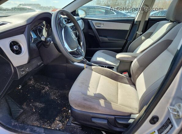 2T1BURHE4JC071047 2018 TOYOTA COROLLA Серебряный Вид салона спереди
