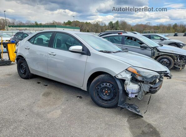 2T1BURHE4JC071047 2018 TOYOTA COROLLA Серебряный Передняя правая четверть