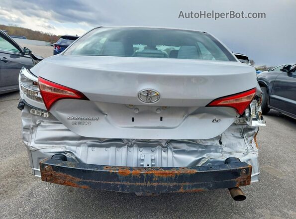 2T1BURHE4JC071047 2018 TOYOTA COROLLA Серебряный Вид сзади