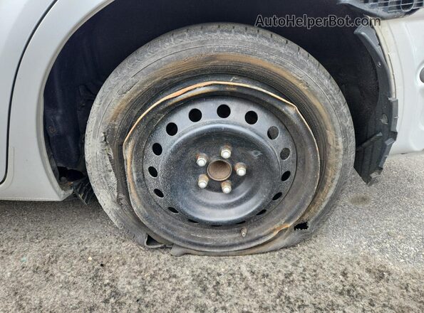 2T1BURHE4JC071047 2018 TOYOTA COROLLA Серебряный 