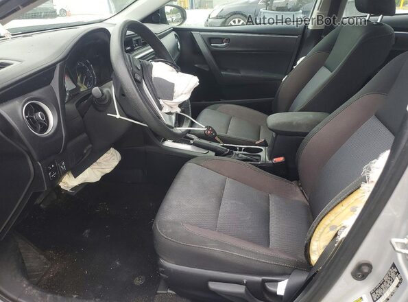 2T1BURHE4JC115192 2018 TOYOTA COROLLA Silver Widok wnętrza z przodu