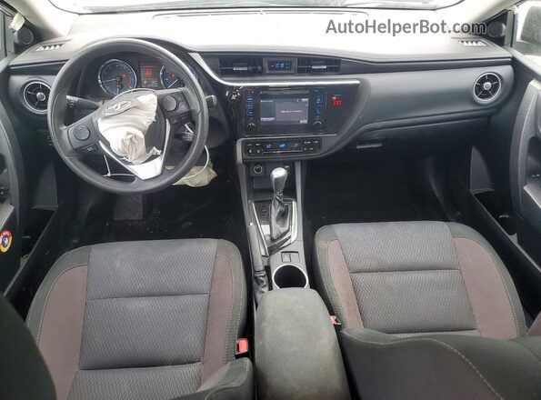 2T1BURHE4JC115192 2018 TOYOTA COROLLA Silver Widok deski rozdzielczej