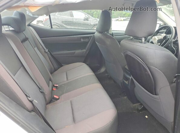 2T1BURHE4JC115192 2018 TOYOTA COROLLA Silver Widok tylnych siedzeń