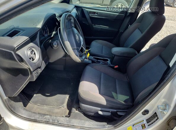 2T1BURHE5JC036727 2018 TOYOTA COROLLA Серебряный Вид салона спереди