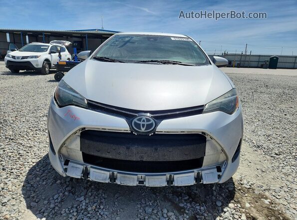 2T1BURHE5JC036727 2018 TOYOTA COROLLA Серебряный Вид спереди