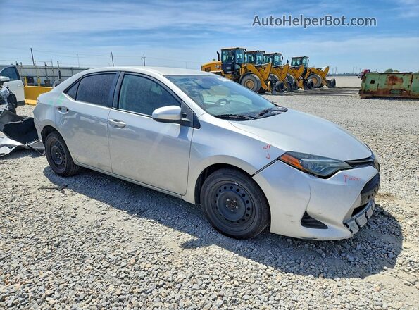 2T1BURHE5JC036727 2018 TOYOTA COROLLA Серебряный Передняя правая четверть