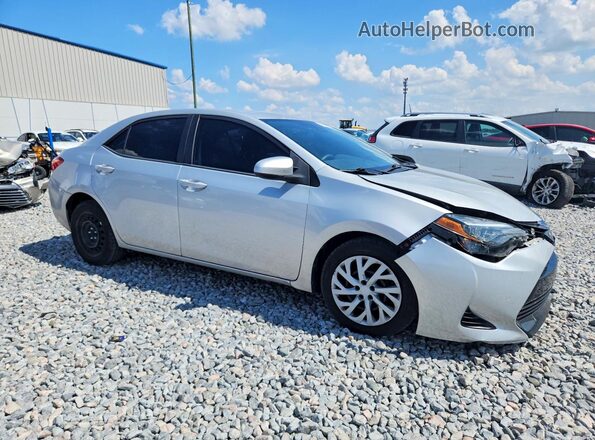 2T1BURHE5JC056377 2018 TOYOTA COROLLA Серебряный Передняя правая четверть