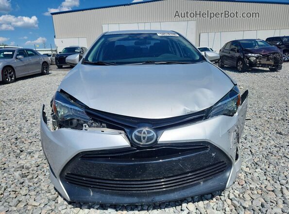 2T1BURHE5JC056377 2018 TOYOTA COROLLA Серебряный Вид спереди
