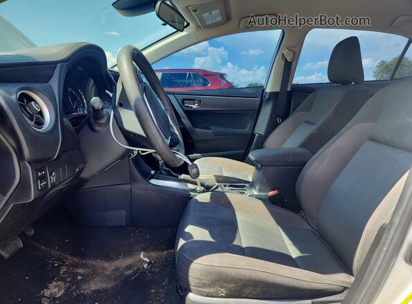 2T1BURHE5JC056377 2018 TOYOTA COROLLA Серебряный Вид салона спереди