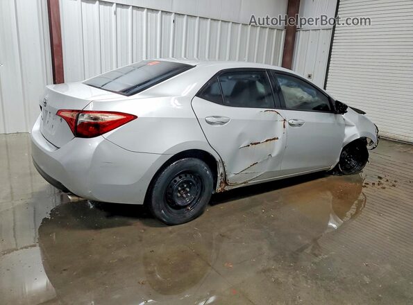 2T1BURHE5JC058467 2018 TOYOTA COROLLA Серебряный Задняя правая четверть