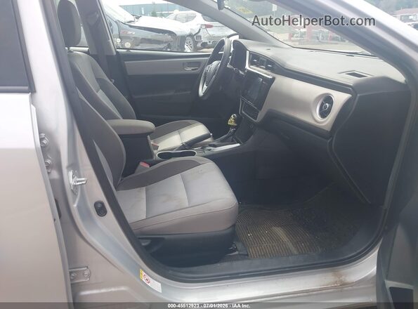 2T1BURHE6HC804239 2017 TOYOTA COROLLA Silver Widok wnętrza z przodu