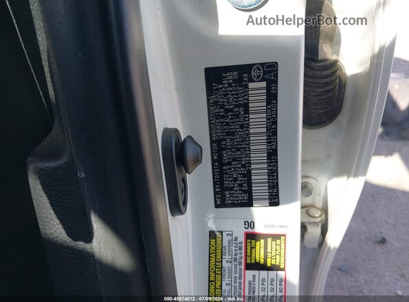 2T1BURHE6HC927944 2017 TOYOTA COROLLA White Вид підкапотного простору