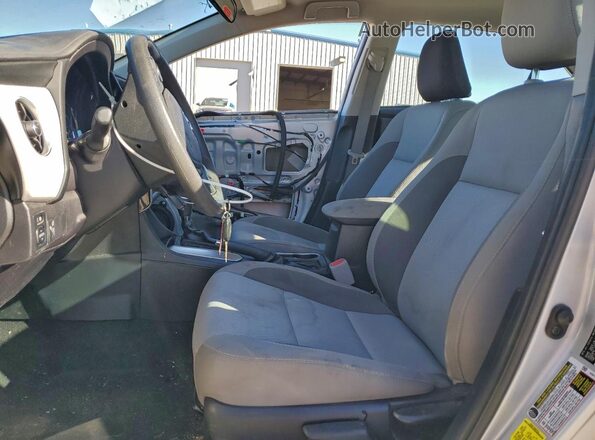 2T1BURHE6JC096399 2018 TOYOTA COROLLA Серебряный Вид салона спереди