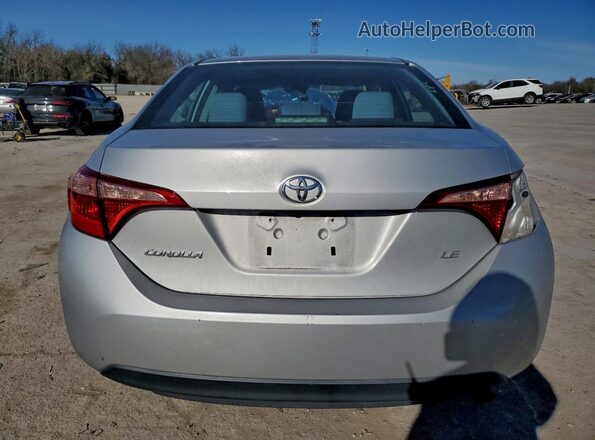 2T1BURHE6JC096399 2018 TOYOTA COROLLA Серебряный Вид сзади