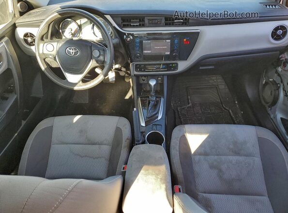 2T1BURHE6JC096399 2018 TOYOTA COROLLA Серебряный Вид панели приборов