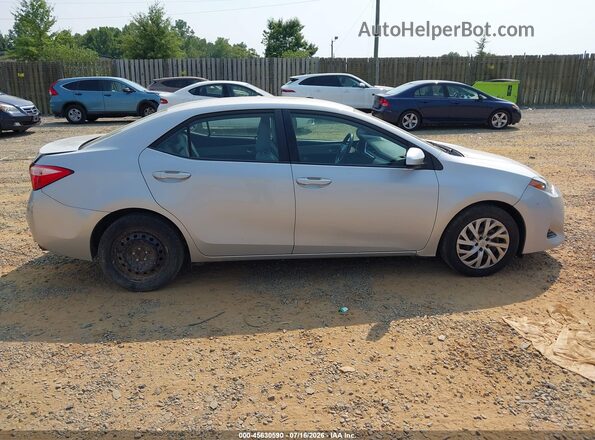 2T1BURHE6JC113363 2018 TOYOTA COROLLA Silver Rear interior view