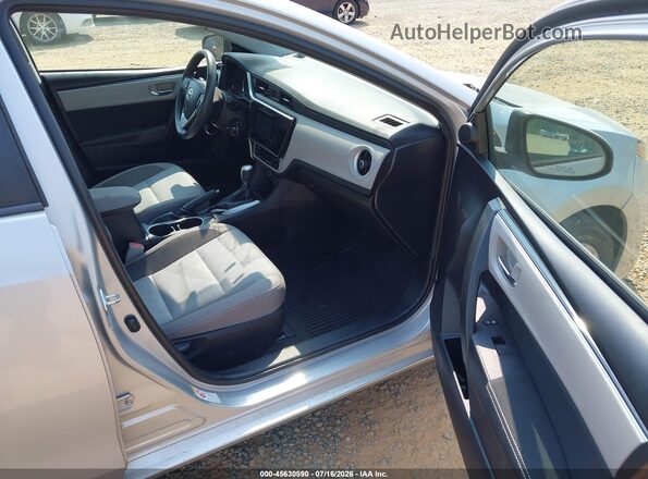2T1BURHE6JC113363 2018 TOYOTA COROLLA Silver Front interior view