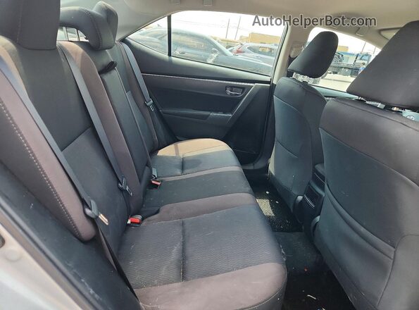 2T1BURHE7JC981131 2018 TOYOTA COROLLA Silver Widok tylnych siedzeń