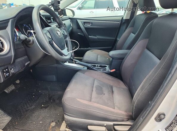 2T1BURHE7JC981131 2018 TOYOTA COROLLA Silver Widok wnętrza z przodu