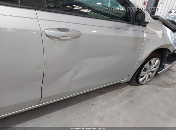 2T1BURHE9GC696312 2016 TOYOTA COROLLA Silver Widok z przodu