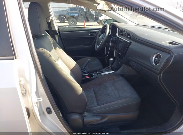 2T1BURHE9JC037783 2018 TOYOTA COROLLA Silver Widok wnętrza z przodu