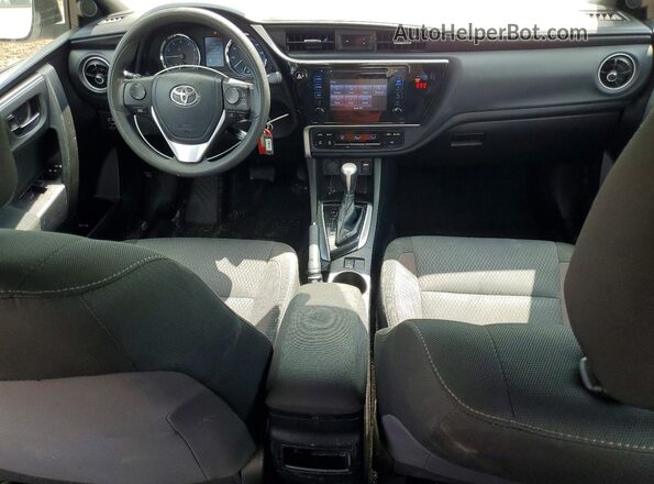 2T1BURHE9JC091052 2018 TOYOTA COROLLA White Вид панелі приладів