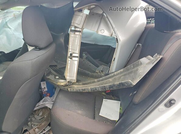 2T1BURHEXJC993421 2018 TOYOTA COROLLA Silver Вид задніх сидінь
