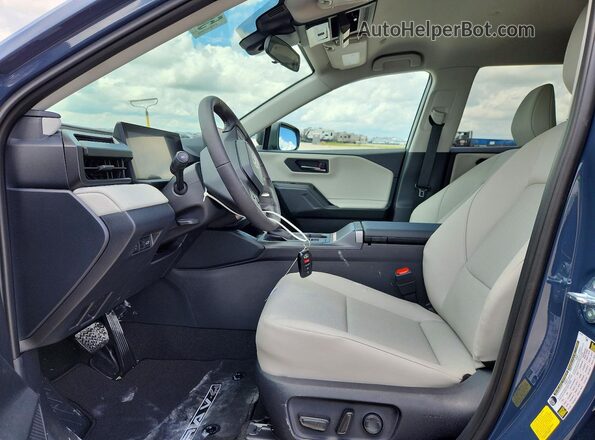 2T36DRBV9TC003945 2026 TOYOTA RAV4 Синий Вид салона спереди