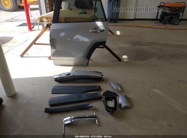 2T3A1RFV3RW438769 2024 TOYOTA RAV4 Silver Առջևի վահանակի տեսք