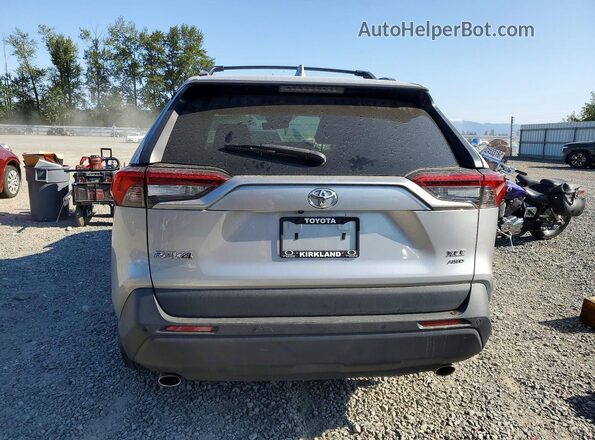 2T3A1RFV6LC131945 2020 TOYOTA RAV4 Silver Widok z tyłu