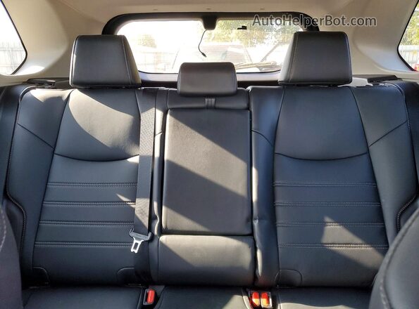 2T3A1RFV6LC131945 2020 TOYOTA RAV4 Silver Widok tylnych siedzeń