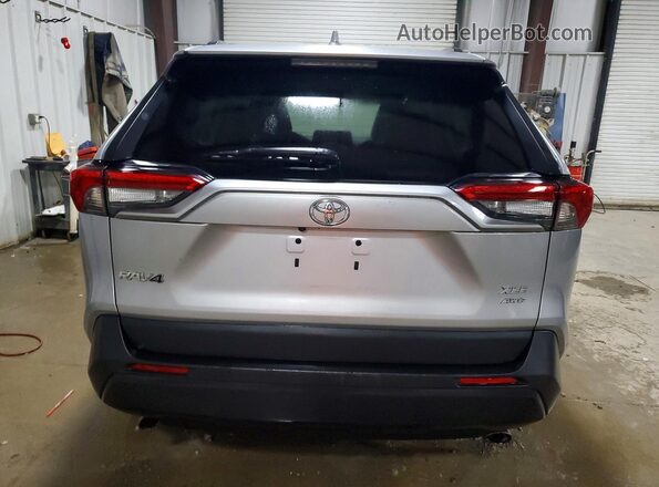 2T3A1RFV7MC175700 2021 TOYOTA RAV4 Silver Widok z tyłu