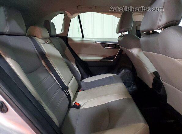 2T3A1RFV7MC175700 2021 TOYOTA RAV4 Silver Widok wnętrza z tyłu