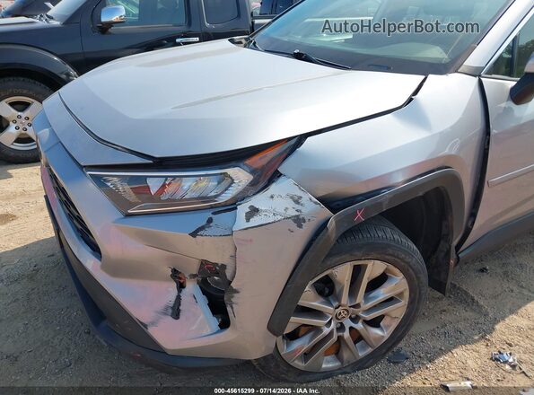 2T3A1RFV8MC173681 2021 TOYOTA RAV4 Серебряный Вид спереди