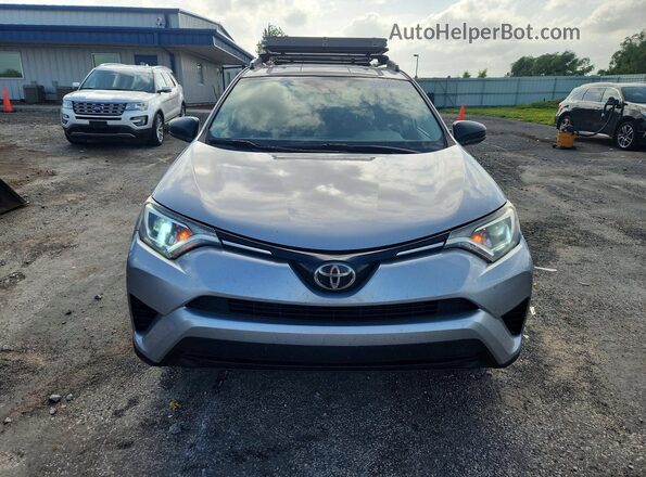 2T3BFREV2HW585123 2017 TOYOTA RAV4 Серебряный Вид спереди