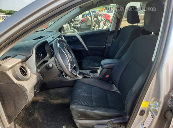 2T3BFREV2HW585123 2017 TOYOTA RAV4 Серебряный Вид салона спереди