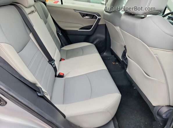 2T3C1RFV1KC027886 2019 TOYOTA RAV4 Серебряный Вид задних сидений