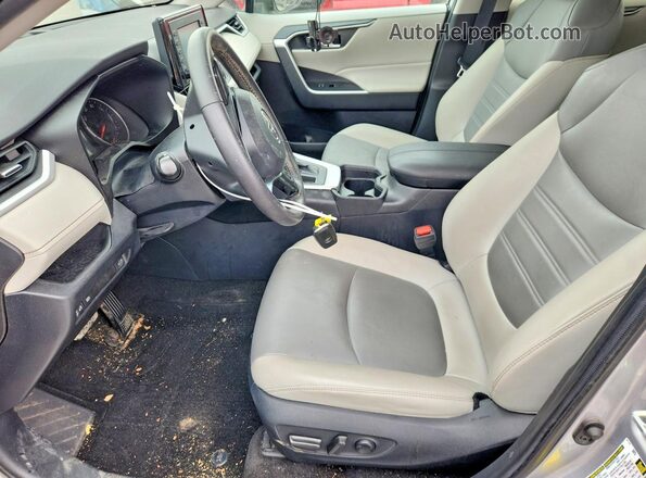 2T3C1RFV1KC027886 2019 TOYOTA RAV4 Серебряный Вид салона спереди