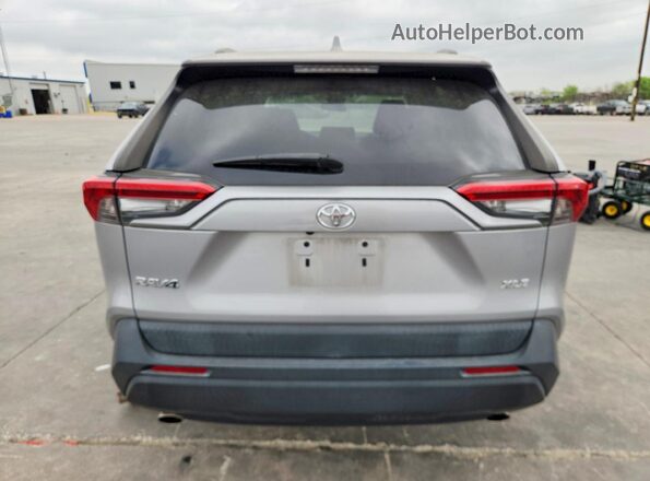 2T3C1RFV1KC027886 2019 TOYOTA RAV4 Серебряный Вид сзади
