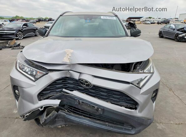 2T3C1RFV1KC027886 2019 TOYOTA RAV4 Серебряный Вид спереди