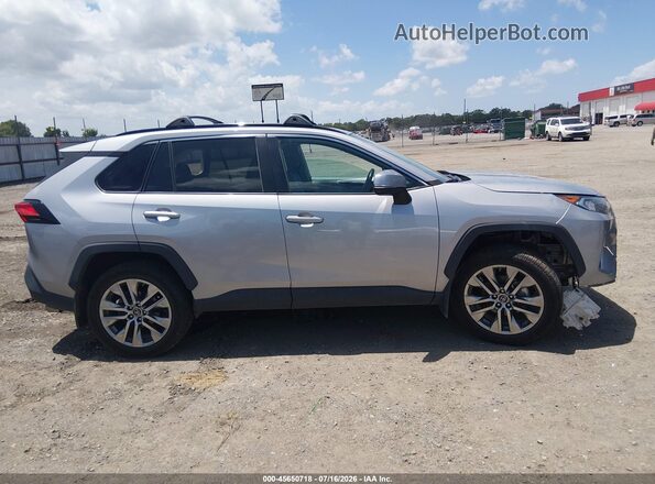 2T3C1RFV7KW035540 2019 TOYOTA RAV4 Серебряный Вид задней части салона